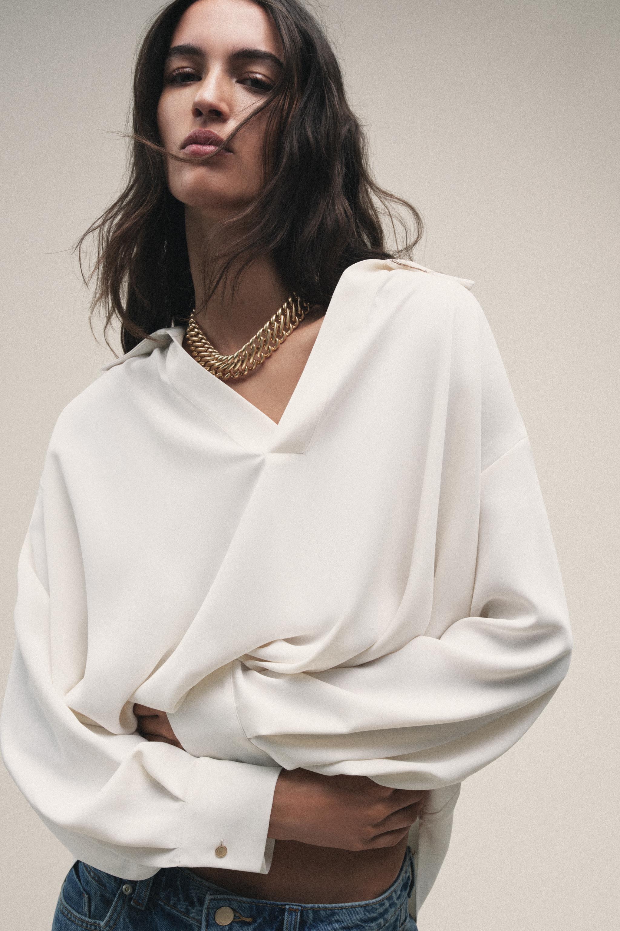 CHEMISE À PLIS ET BAS ASYMÉTRIQUE